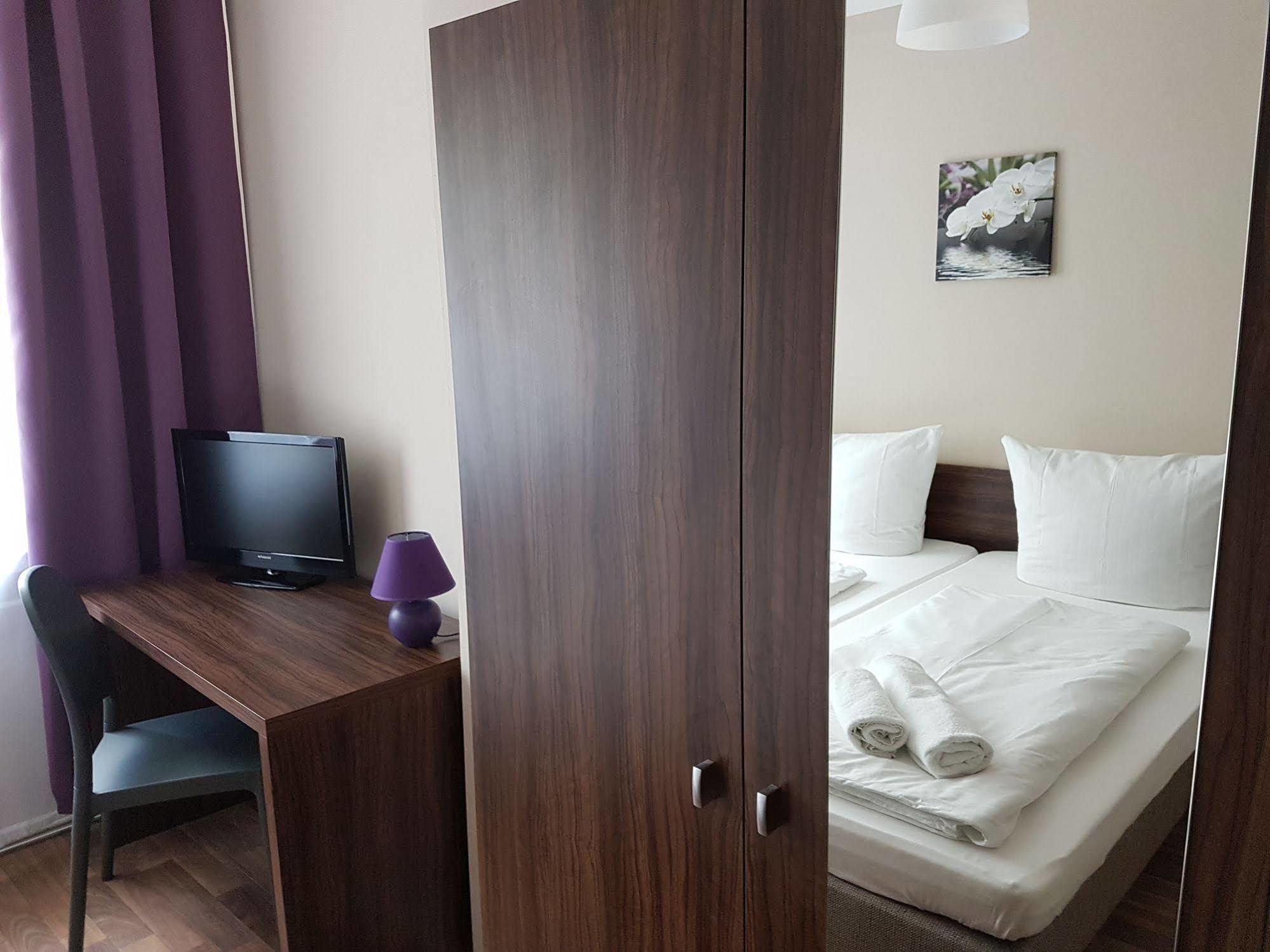 Hotel Pension Eberty Berlin Exterior photo