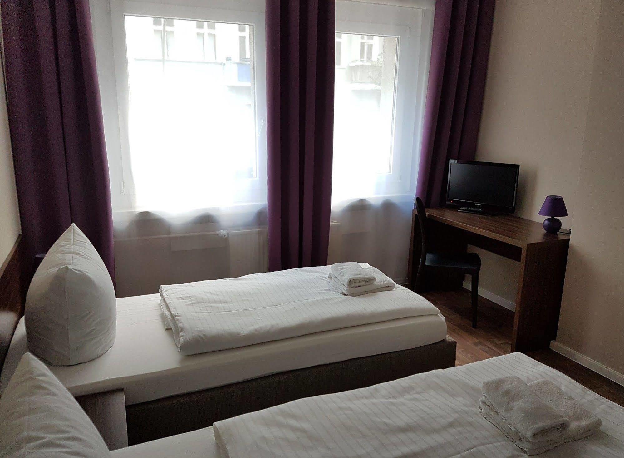Hotel Pension Eberty Berlin Exterior photo