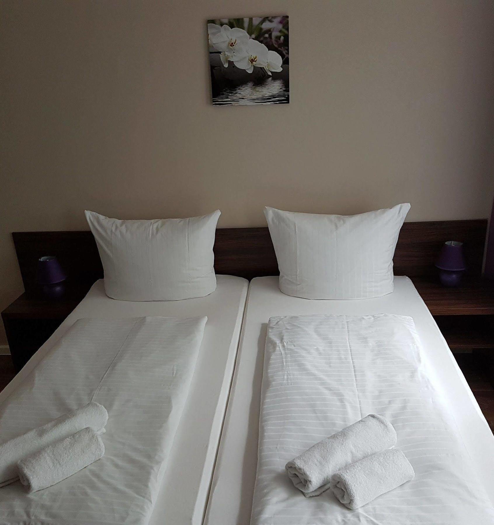 Hotel Pension Eberty Berlin Exterior photo