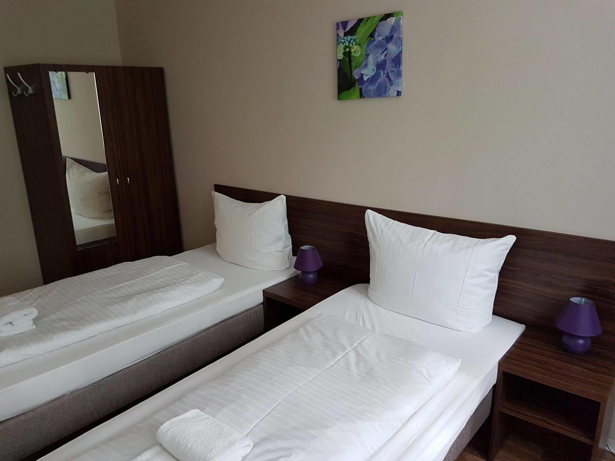 Hotel Pension Eberty Berlin Exterior photo