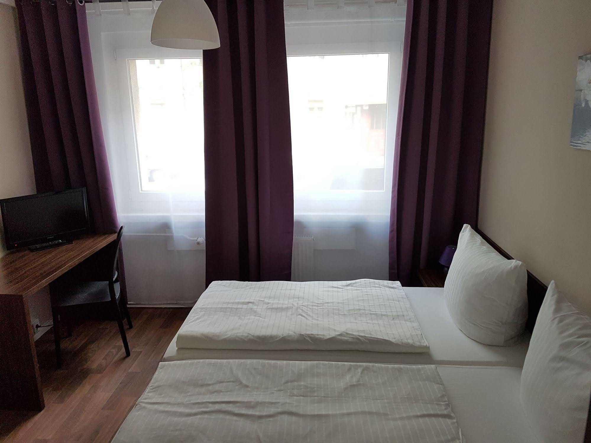 Hotel Pension Eberty Berlin Exterior photo