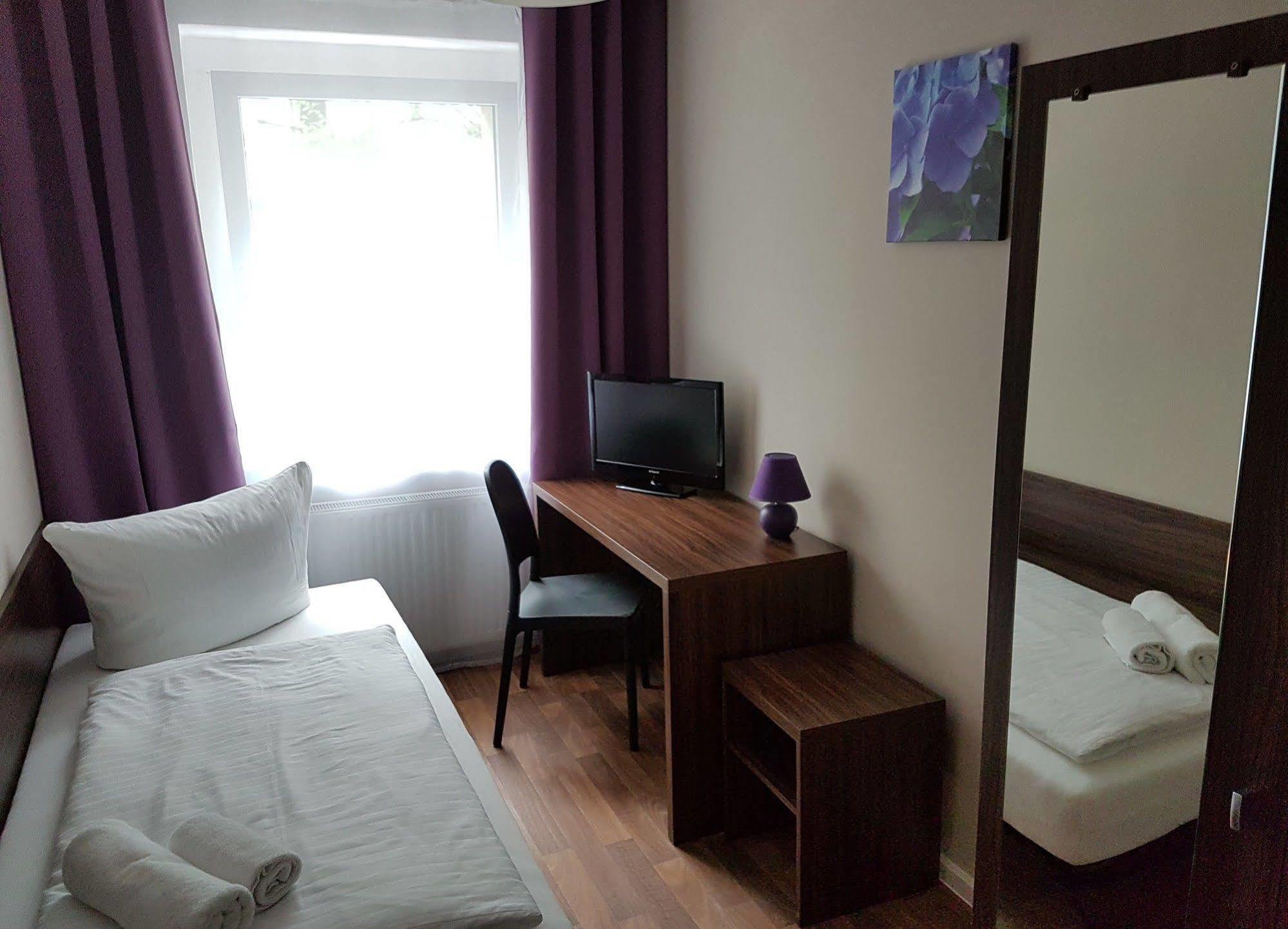 Hotel Pension Eberty Berlin Exterior photo