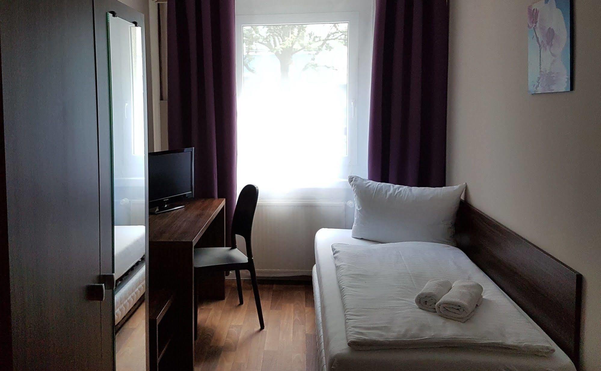 Hotel Pension Eberty Berlin Exterior photo